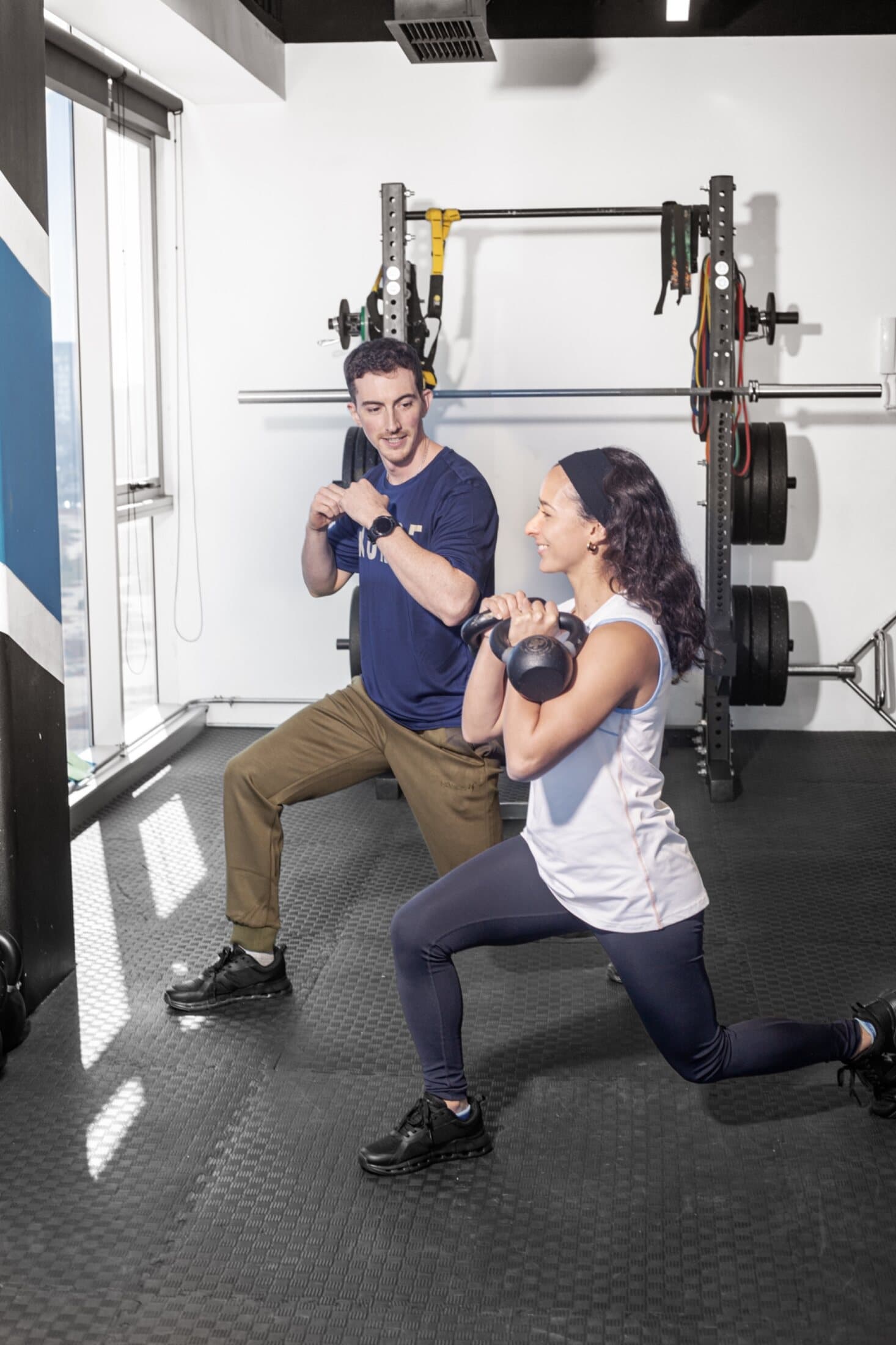 Lunge con kettlebell supervisado en el box de Linking